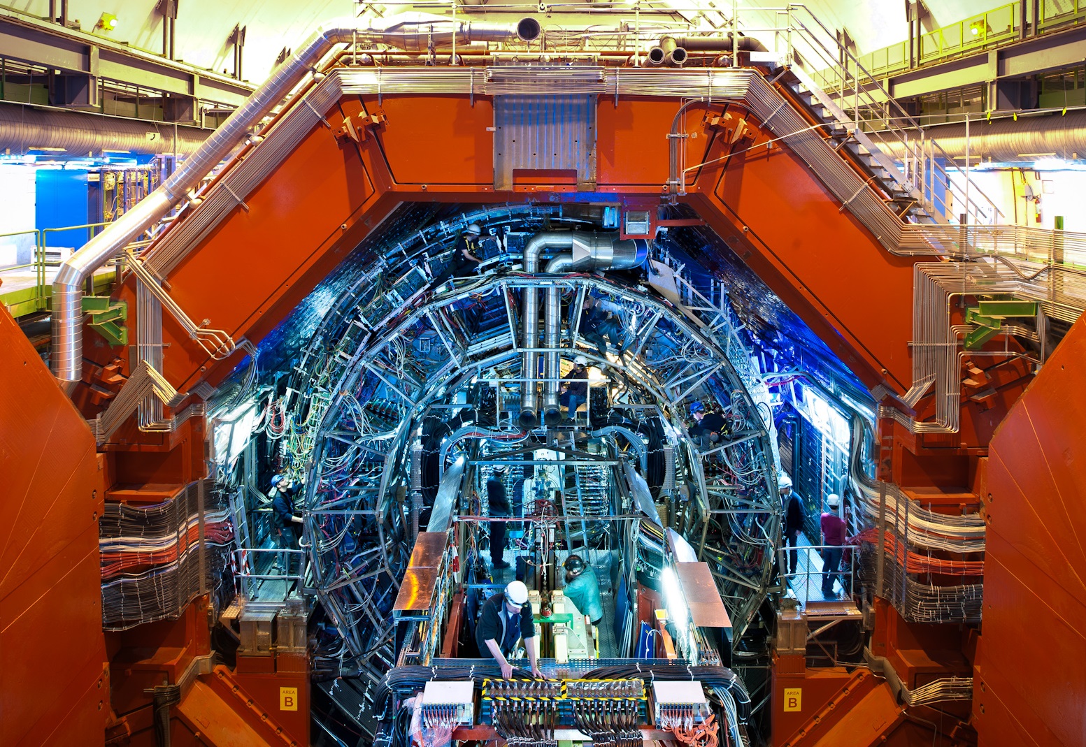 Ricercatore I laureati in Fisica costituiscono il nucleo del personale attivo all'INFN: svolgono ricerca teorica e sperimentale, progettano continuamente nuovi percorsi di ricerca per favorire l'avanzamento della ricerca scientifica.