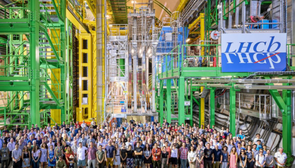 Esperimento LHCb al CERN e foto di gruppo della community