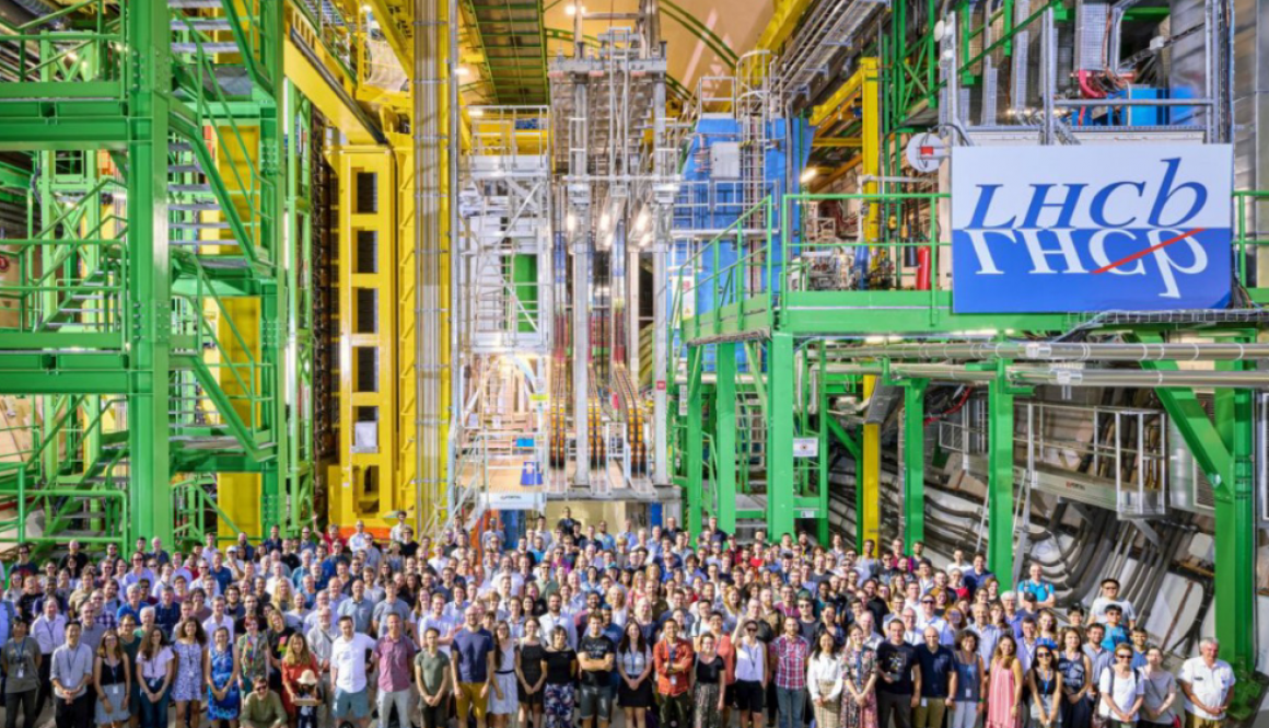 Esperimento LHCb al CERN e foto di gruppo della community