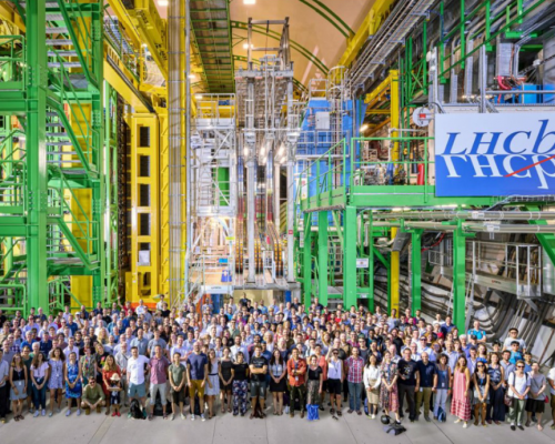 Esperimento LHCb al CERN e foto di gruppo della community